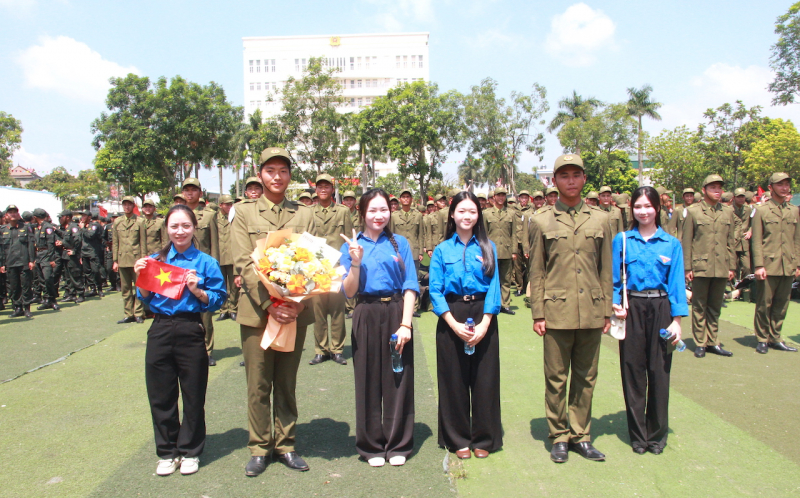 Tình cảm nồng ấm của Cảnh sát cơ động và tuổi trẻ Thủ đô chào đón hơn 800 CBCS A80 -0