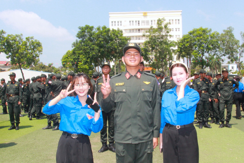 Tình cảm nồng ấm của Cảnh sát cơ động và tuổi trẻ Thủ đô chào đón hơn 800 CBCS A80 -1