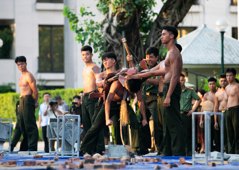 Lực lượng Cảnh vệ CAND biểu diễn bên bờ Hồ: Kịch tính, mãn nhãn, đầy phấn khích -2