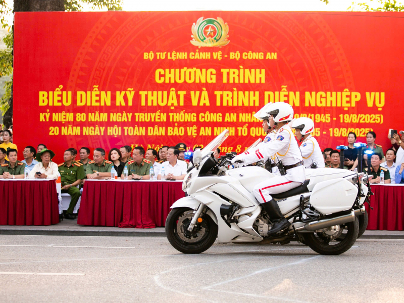 Lực lượng Cảnh vệ CAND biểu diễn bên bờ Hồ: Kịch tính, mãn nhãn, đầy phấn khích  -0