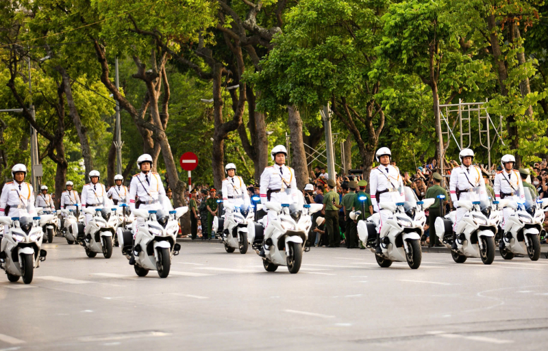 Lực lượng Cảnh vệ CAND biểu diễn bên bờ Hồ: Kịch tính, mãn nhãn, đầy phấn khích  -0