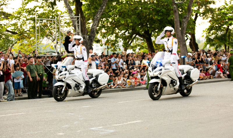Lực lượng Cảnh vệ CAND biểu diễn bên bờ Hồ: Kịch tính, mãn nhãn, đầy phấn khích  -1