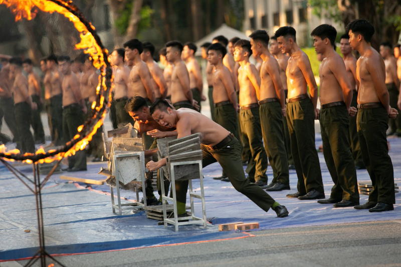 Lực lượng Cảnh vệ CAND biểu diễn bên bờ Hồ: Kịch tính, mãn nhãn, đầy phấn khích -1