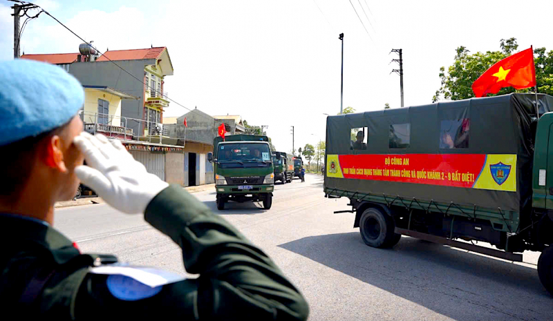 Tình cảm nồng ấm của Cảnh sát cơ động và tuổi trẻ Thủ đô chào đón hơn 800 CBCS A80 -2