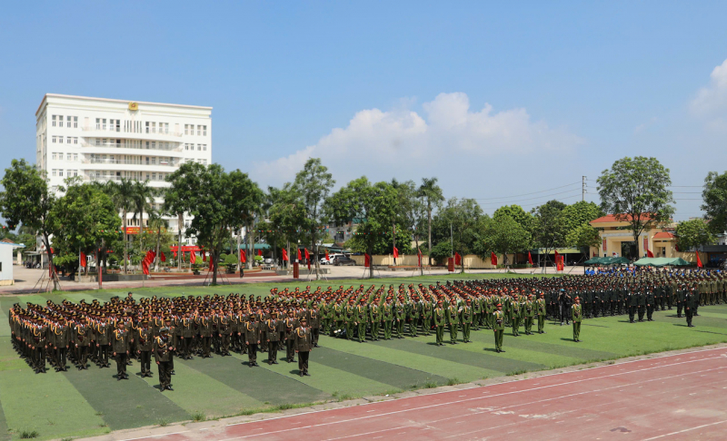 Tình cảm nồng ấm của Cảnh sát cơ động và tuổi trẻ Thủ đô chào đón hơn 800 CBCS A80 -1