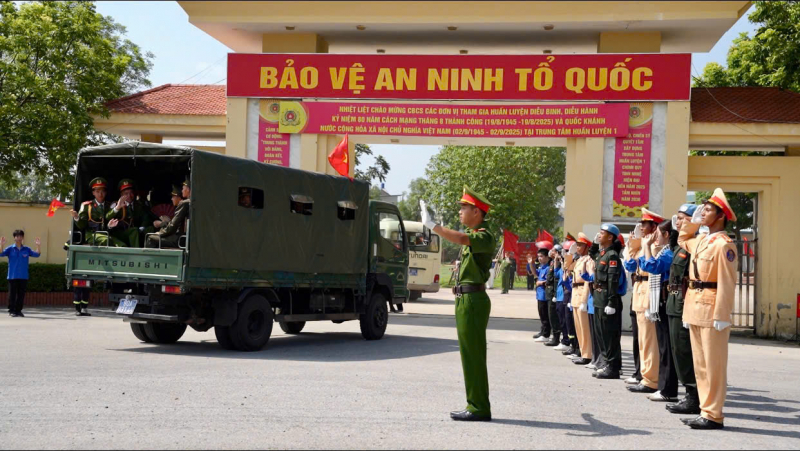 Tình cảm nồng ấm của Cảnh sát cơ động và tuổi trẻ Thủ đô chào đón hơn 800 CBCS A80 -3