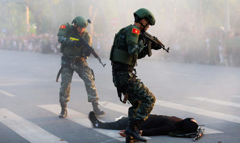 Lực lượng Cảnh vệ CAND biểu diễn bên bờ Hồ: Kịch tính, mãn nhãn, đầy phấn khích -1