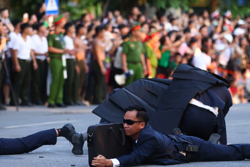 Lực lượng Cảnh vệ CAND biểu diễn bên bờ Hồ: Kịch tính, mãn nhãn, đầy phấn khích -2