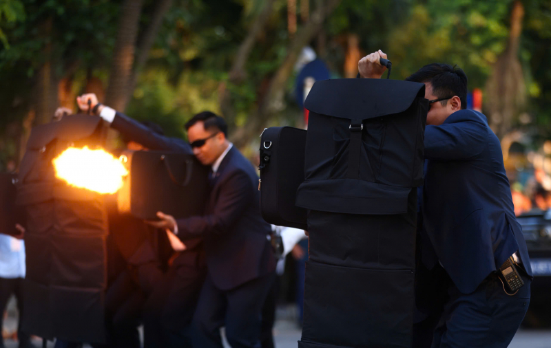 Lực lượng Cảnh vệ CAND biểu diễn bên bờ Hồ: Kịch tính, mãn nhãn, đầy phấn khích -4