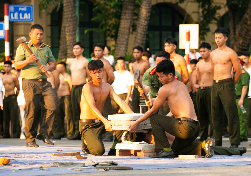 Lực lượng Cảnh vệ CAND biểu diễn bên bờ Hồ: Kịch tính, mãn nhãn, đầy phấn khích -3