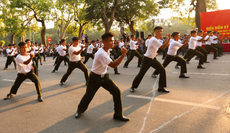 Lực lượng Cảnh vệ CAND biểu diễn bên bờ Hồ: Kịch tính, mãn nhãn, đầy phấn khích -1