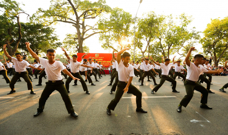 Lực lượng Cảnh vệ CAND biểu diễn bên bờ Hồ: Kịch tính, mãn nhãn, đầy phấn khích -0