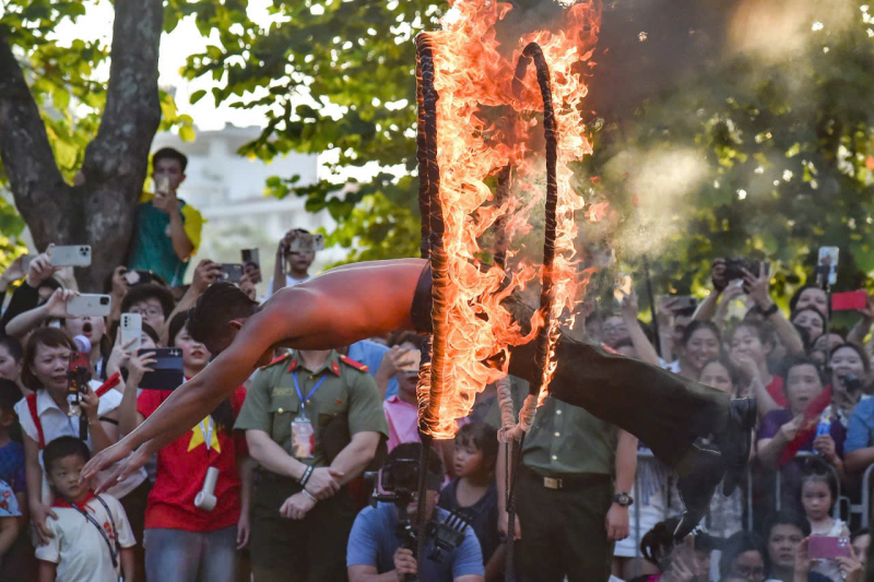 Lực lượng Cảnh vệ CAND biểu diễn bên bờ Hồ: Kịch tính, mãn nhãn, đầy phấn khích -0
