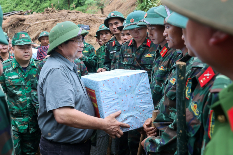 Thủ tướng tới Điện Biên, thăm hỏi người dân, chỉ đạo khắc phục hậu quả thiên tai nặng nề -0