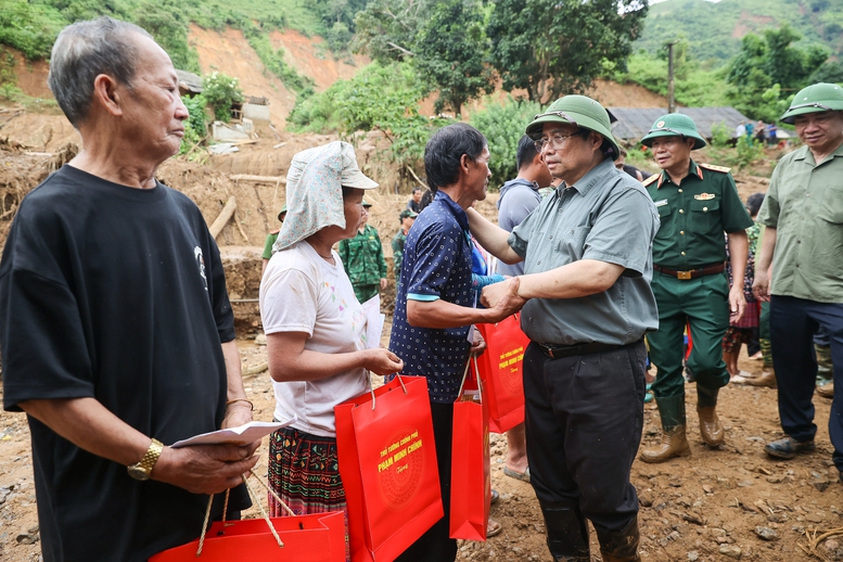 Thủ tướng tới Điện Biên, thăm hỏi người dân, chỉ đạo khắc phục hậu quả thiên tai nặng nề -0