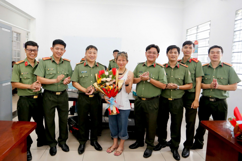 Ngày cuối tuần, Công an đến tận nơi làm việc để cấp định danh điện tử cho người nước ngoài -0