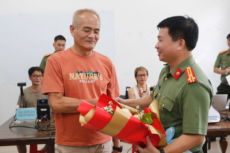 Ngày cuối tuần, Công an đến tận nơi làm việc để cấp định danh điện tử cho người nước ngoài -1