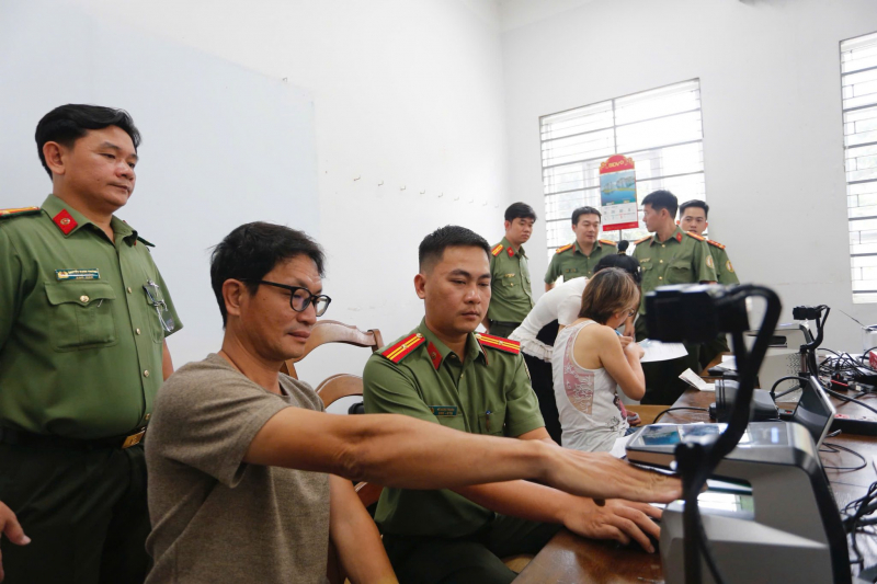 Ngày cuối tuần, Công an đến tận nơi làm việc để cấp định danh điện tử cho người nước ngoài -2