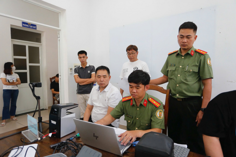 Ngày cuối tuần, Công an đến tận nơi làm việc để cấp định danh điện tử cho người nước ngoài -1