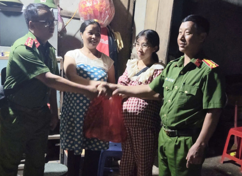 Công an xã hỗ trợ sản phụ vượt lũ đến trung tâm y tế -0