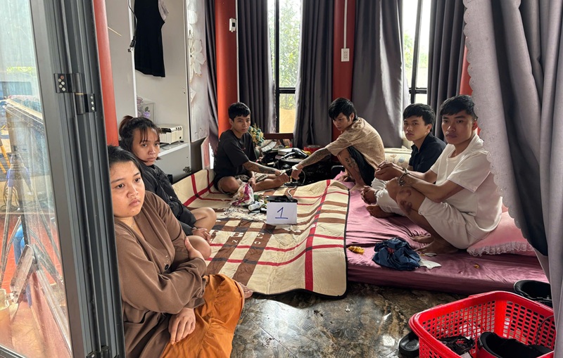 Chủ vắng nhà, 6 nam nữ tổ chức sử dụng ma túy -0