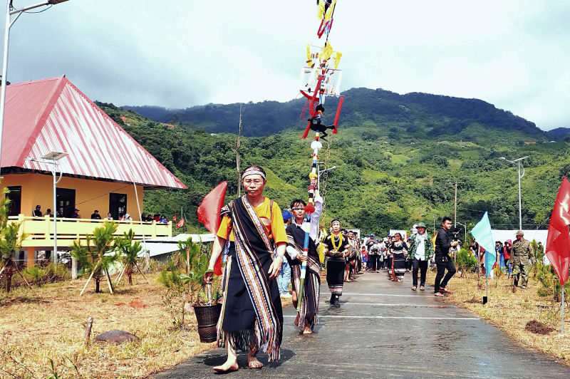 Độc đáo Lễ cúng “thần Sâm” trên đỉnh Ngọc Linh -0