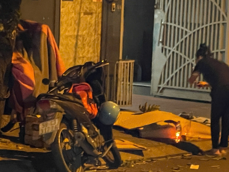 Người đàn ông tử vong bất thường bên cạnh xe máy trên vỉa hè -0