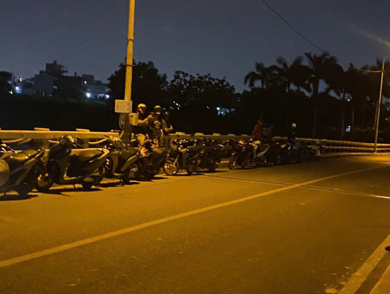 Cô gái trầm cảm nhảy cầu được tìm thấy tại đoạn sông đầy lục bình, cỏ dại -0