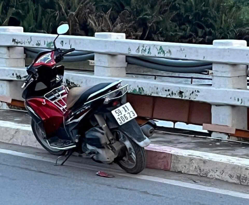 Cô gái trầm cảm nhảy cầu được tìm thấy tại đoạn sông đầy lục bình, cỏ dại -0