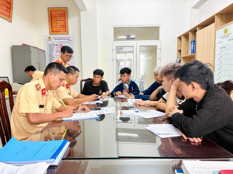Triệu tập 6 học sinh lớp 11 chạy xe không đội mũ bảo hiểm, lạng lách, va chạm giao thông -0