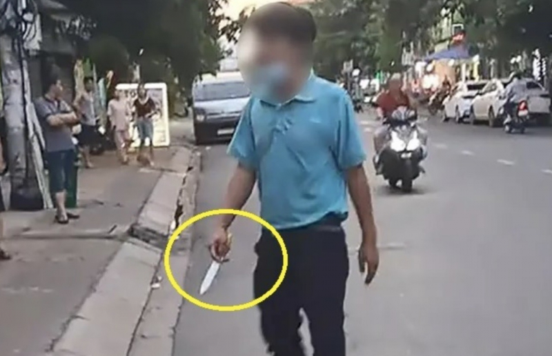 Lời khai của tài xế taxi công nghệ tông sập tường rào nhà dân, rút dao đe dọa hành khách -0