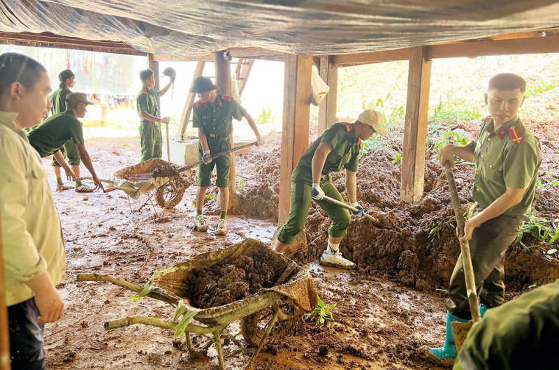 Lực lượng Công an hỗ trợ người dân khắc phục hậu quả mưa lũ -0