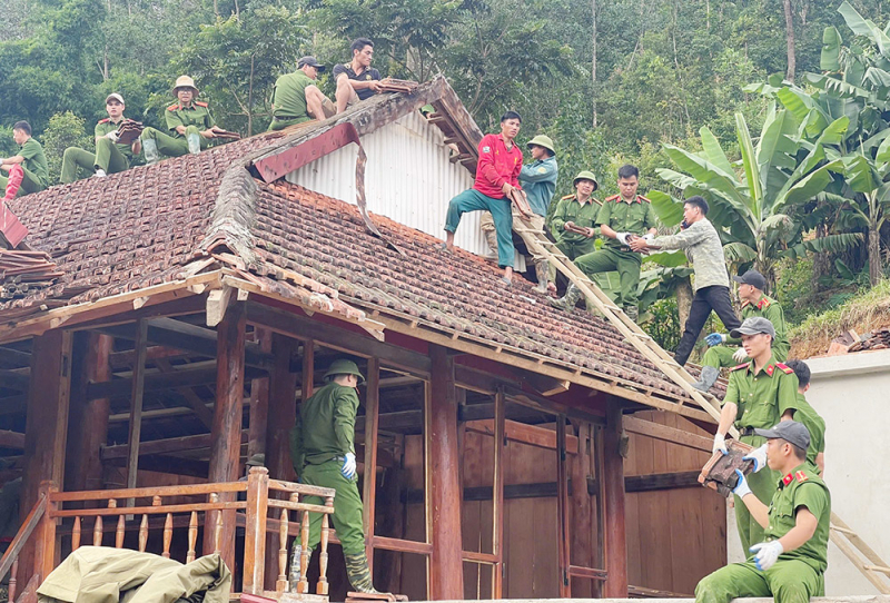 Lực lượng Công an hỗ trợ người dân khắc phục hậu quả mưa lũ -0