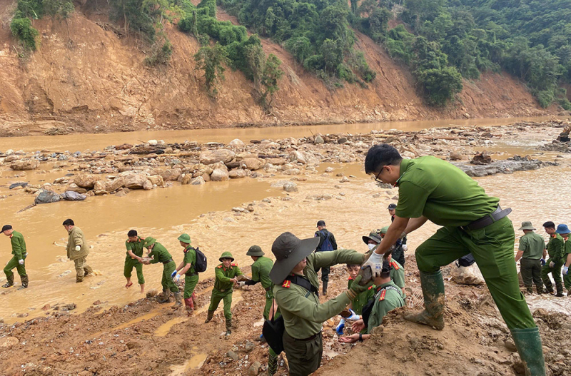 Lực lượng Công an hỗ trợ người dân khắc phục hậu quả mưa lũ -0