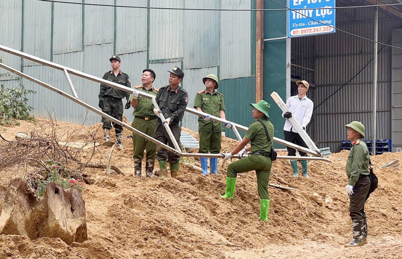 Lực lượng Công an hỗ trợ người dân khắc phục hậu quả mưa lũ -1