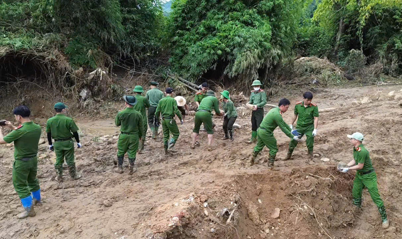 Lực lượng Công an hỗ trợ người dân khắc phục hậu quả mưa lũ -0