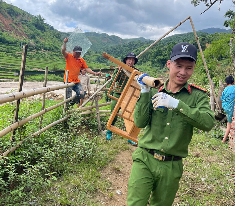 Lực lượng Công an hỗ trợ người dân khắc phục hậu quả mưa lũ -0
