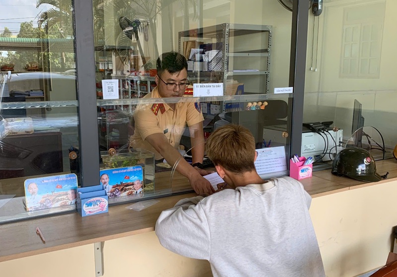 Người dân gửi Clip ôtô vượt ẩu tới Cục CSGT -0