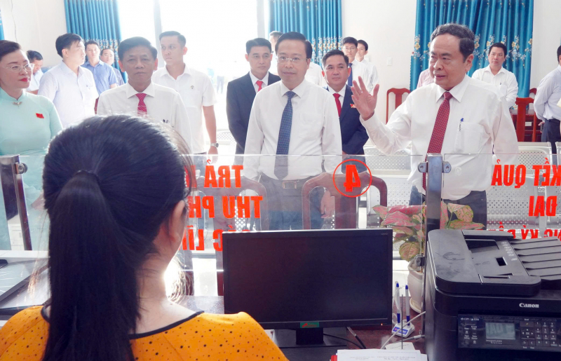 Chủ tịch Quốc hội: Chính quyền phải chủ động đi đến với người dân -0