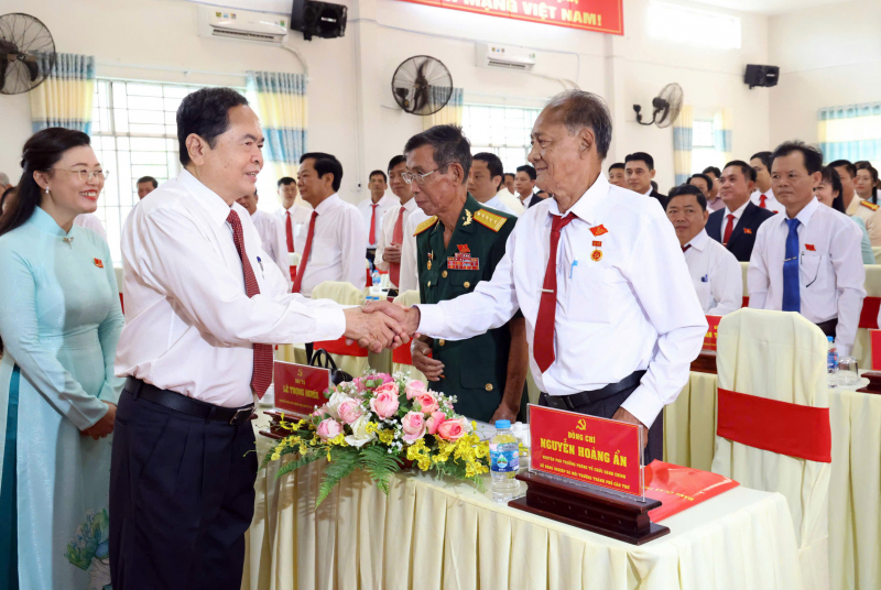 Chủ tịch Quốc hội: Chính quyền phải chủ động đi đến với người dân -0