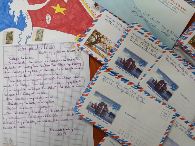 Trao hàng trăm lá thư của học sinh một trường tiểu học ở Hà Nội gửi bộ đội Trường Sa -0