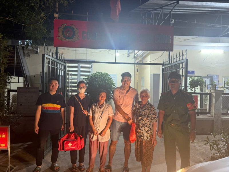 Công an phường Định Công giúp cụ bà đi lạc trở về với gia đình -0