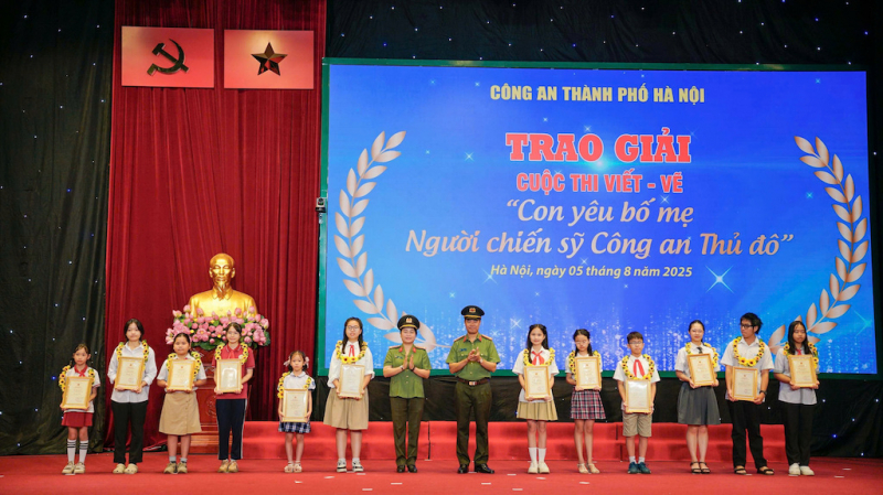 Tuyên dương 834 học sinh tiêu, xuất sắc là con em cán bộ, chiến sĩ Công an Hà Nội -0