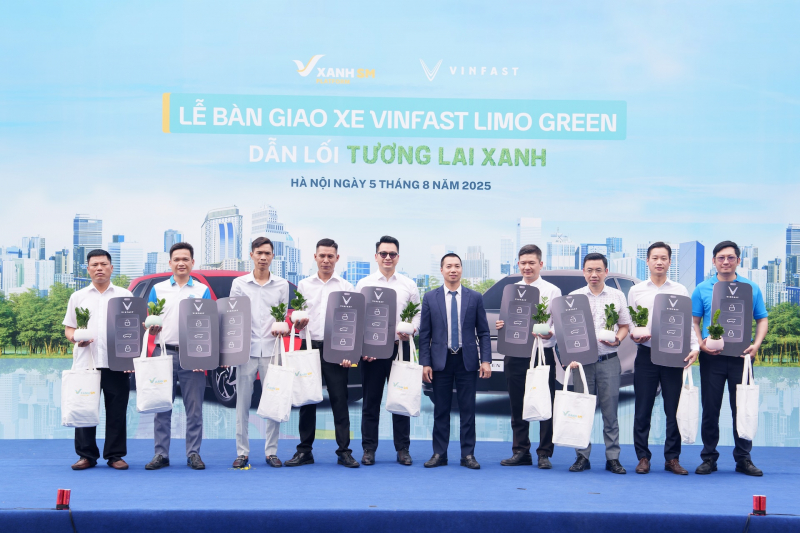 VinFast bàn giao lô xe Limo Green đầu tiên cho khách hàng -0