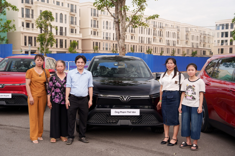 VinFast bàn giao lô xe Limo Green đầu tiên cho khách hàng -1