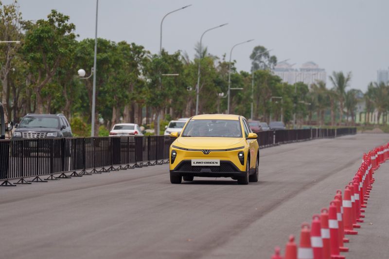 VinFast bàn giao lô xe Limo Green đầu tiên cho khách hàng -0