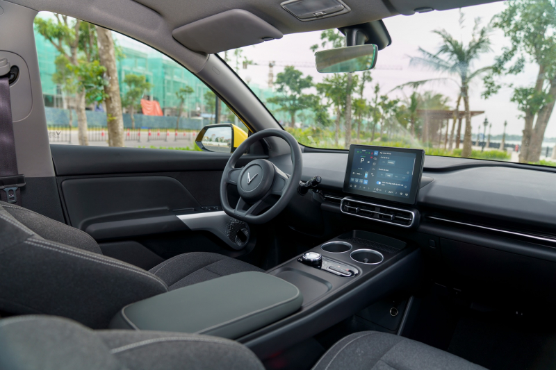 VinFast bàn giao lô xe Limo Green đầu tiên cho khách hàng -1