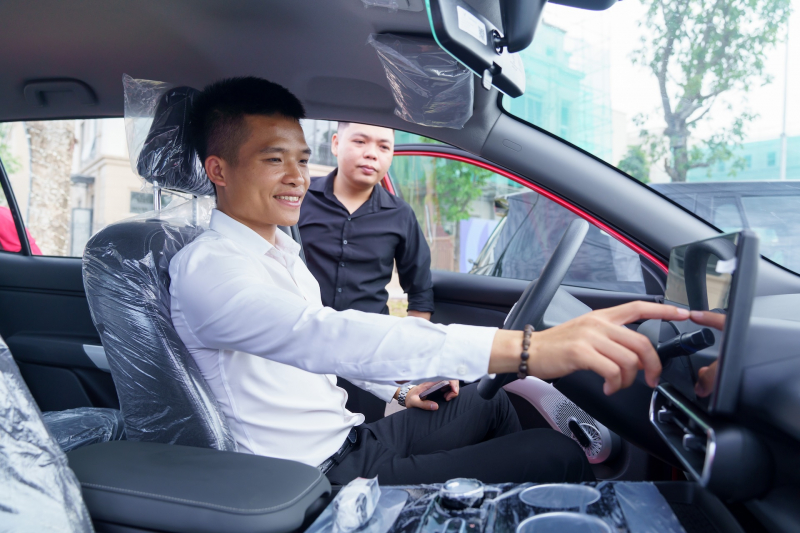 VinFast bàn giao lô xe Limo Green đầu tiên cho khách hàng -0