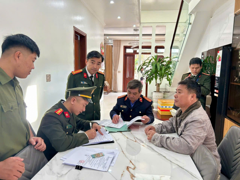 Làm giả hàng loạt giấy phép lái xe, 2 bị cáo lãnh án -0