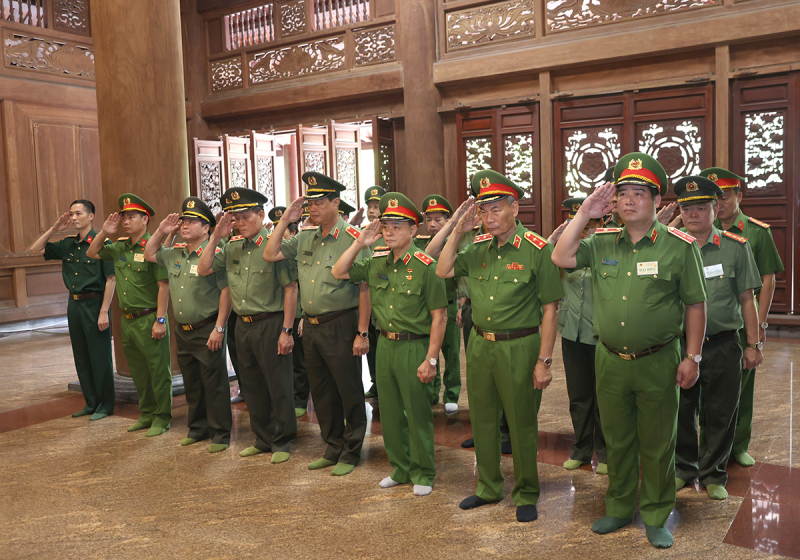 Đoàn đại biểu, điển hình tiên tiến trong CAND báo công dâng Bác -0